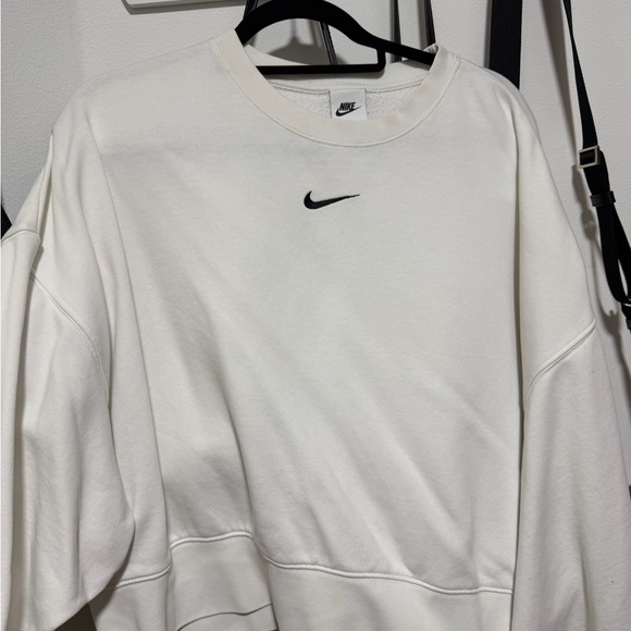 Nike cropped sweatshirt medium - Picture 2 of 3
